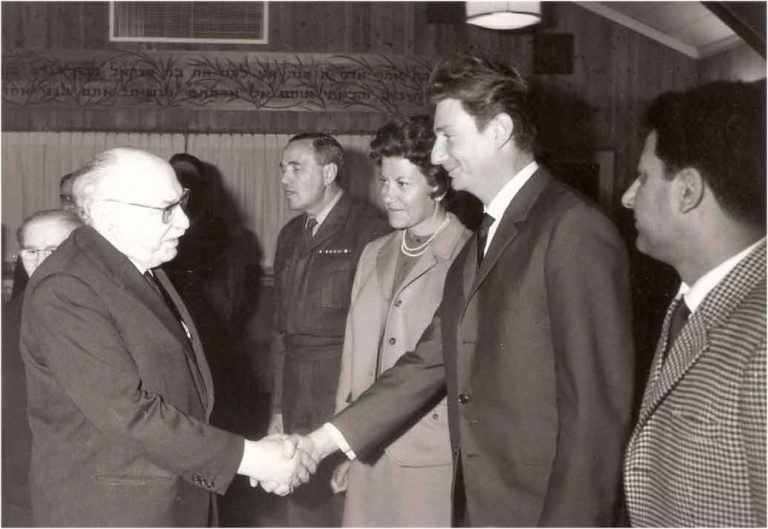 ביקור אצל הנשיא שזר. בתמונה רוברט דסה, פיליפ נתנסון, מרסל והנשיא שזר