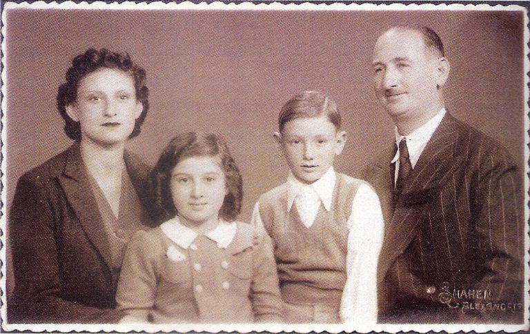 פיליפ נתנסון ואחותו אנני עם ההורים