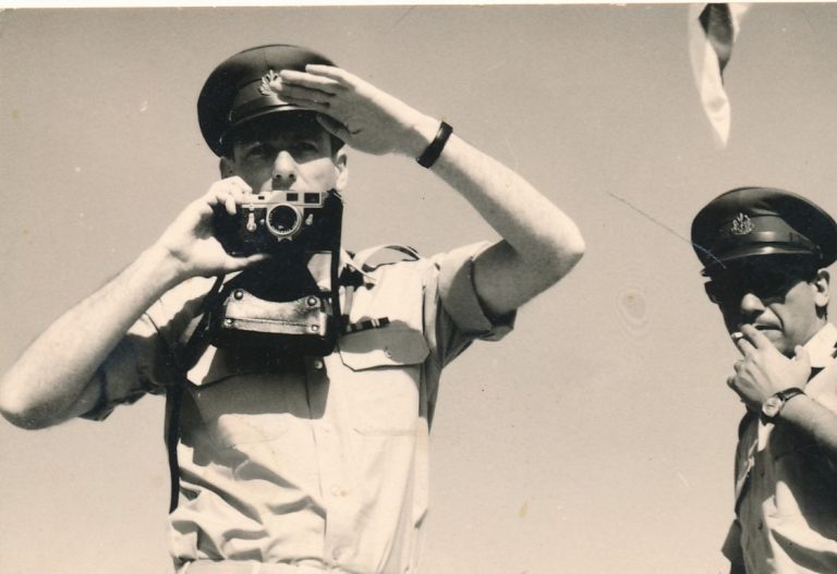 פיליפ נתנסון מצלם במצעד הצבאי 1968